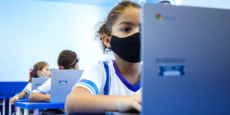 Prefeitura de Jaru realizará entrega de mais de 1600 computadores portáteis para alunos da rede municipal de ensino; cerimônia acontece nesta quinta-feira às 19h na escola Jean Carlos