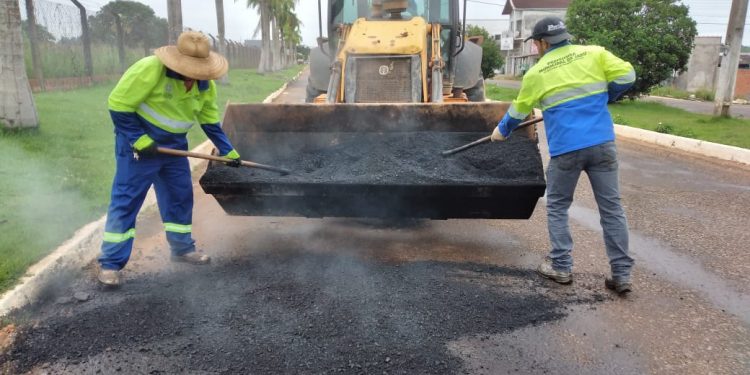 Prefeitura de Jaru continua com ações de tapa-buracos pelas ruas e avenidas do município