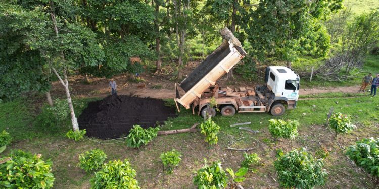 Prefeitura de Jaru realiza distribuição de adubo orgânico para produtores da linha 621