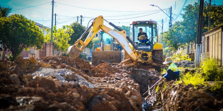 Prefeitura de Jaru realiza serviço de drenagem na Rua Frei Caneca no setor 07