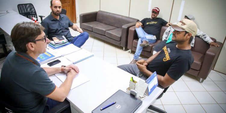 Prefeito recepciona empresários e artistas de um dos maiores circos do Brasil