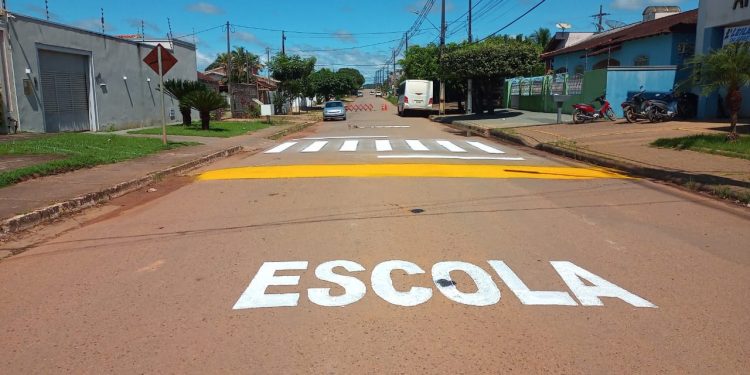 Prefeitura de Jaru reforça pintura de faixa de pedestres em frente a Apae