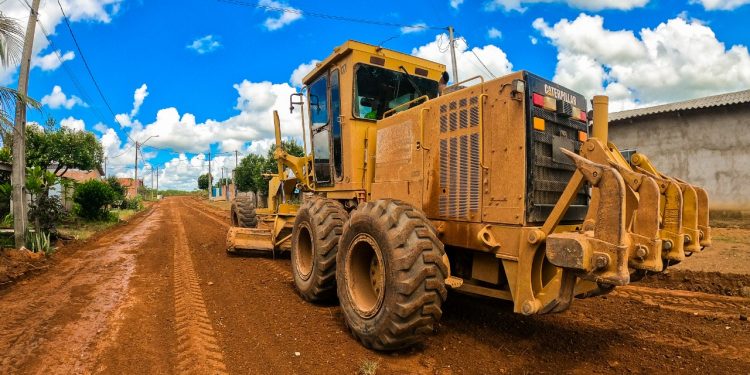 Loteamento Cruzeiro do Sul recebe serviços de limpeza patrolamento; obra é executada pela prefeitura de Jaru
