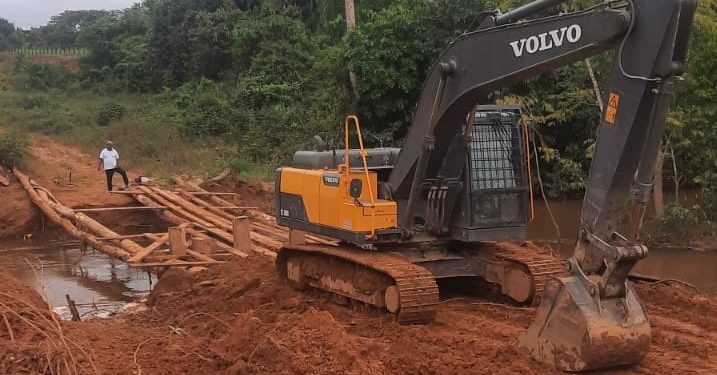 Prefeitura de Jaru trabalha na reconstrução de ponte na Linha 608