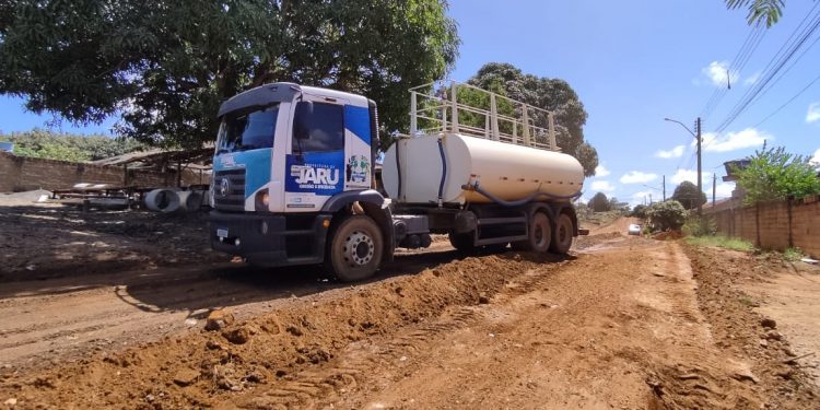 Prefeito e vereadores acompanham serviços de recuperação de ruas; trabalho acontece no Jardim dos Estados