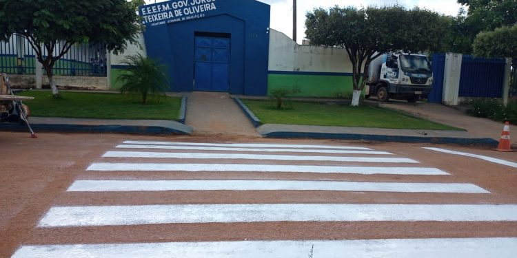 Prefeitura de Jaru reforça pinturas em faixas de pedestres