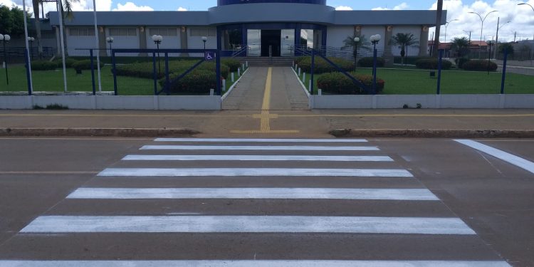 Prefeitura de Jaru implanta faixa de pedestres na Otaviano Neto, próximo a faculdade