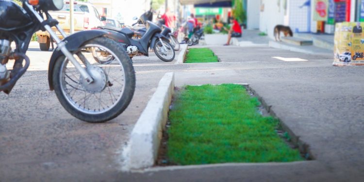 Acessibilidade: Obras de padronização de calçadas na Avenida Padre Adolpho Rohl transformam centro comercial de Jaru