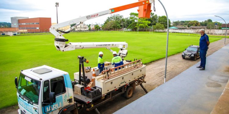 Prefeitura de Jaru implanta luminárias de Led em pista de caminhada do estádio Leal Chapelão