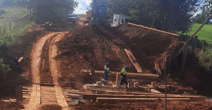 Prefeitura de Jaru trabalha na construção de uma nova ponte na Linha 612