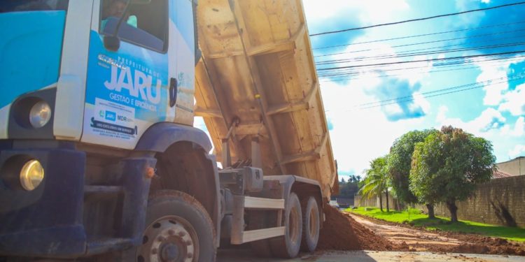 Prefeitura de Jaru segue com serviços de recuperação e manutenção de ruas do município