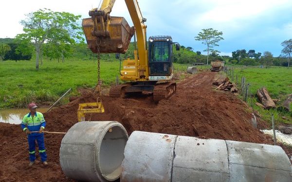 Prefeitura de Jaru substitui ponte de madeira por bueiro de concreto no travessão do km 05 na Linha 634