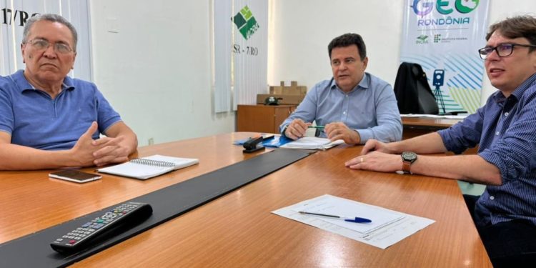 Prefeito se reúne com superintendente do Incra para tratar sobre a regularização de Jaru Uaru