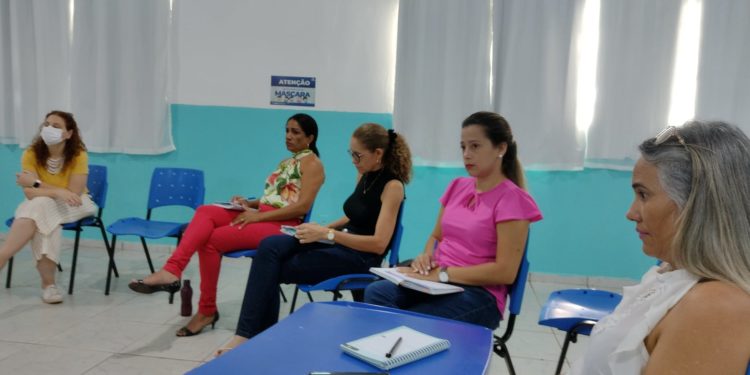 Equipe pedagógica da Semed se reúne com coordenadora regional do Aprende Brasil para planejamento de aulas