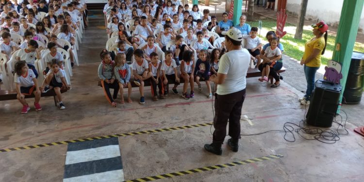 Departamento municipal de trânsito de Jaru e Ciretran realizam palestra em alusão a campanha Maio Amarelo