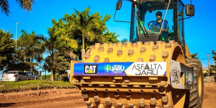 Asfalta Jaru: Prefeitura trabalha para pavimentar dois trechos da Avenida JK próximo ao Savana Park