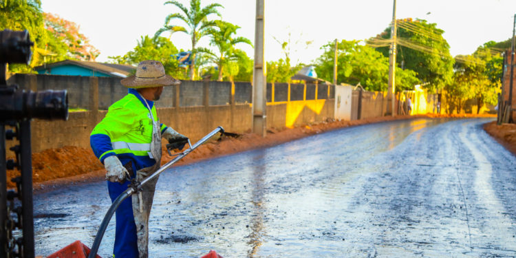 Asfalta Jaru: Mais um trecho da Avenida Florianópolis está pronto para receber capa asfáltica