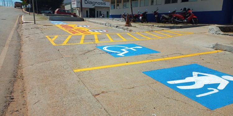 Demtran sinaliza estacionamentos em prédios públicos do município