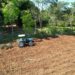 Prefeitura de Jaru auxilia produtor rural com serviço de mecanização do solo para plantio de mandioca