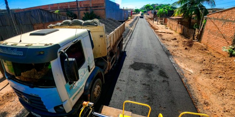 Asfalta Jaru: Após ser contemplada com galeria de concreto Rua Raposo Tavares no setor 06 também recebe pavimentação asfáltica