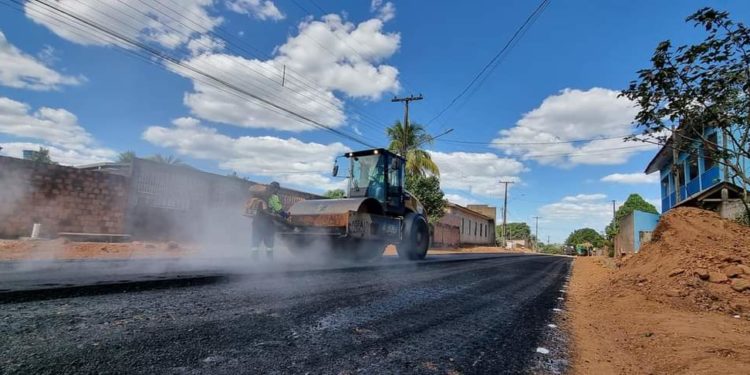 Rua Frei Caneca no setor 07 também é contemplada com obras do Asfalta Jaru