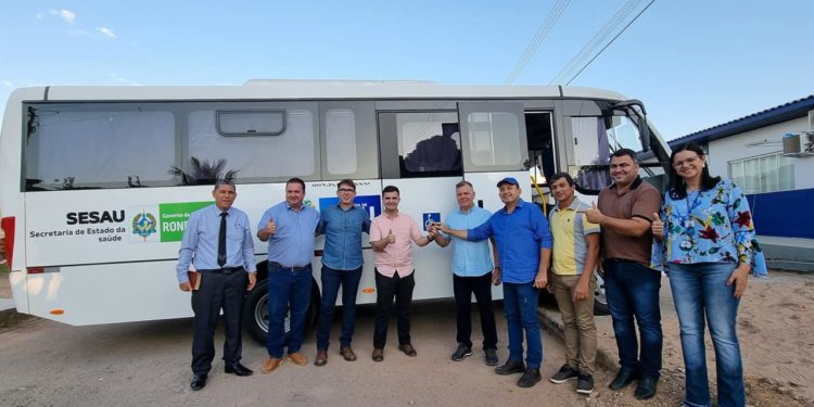 Prefeitura de Jaru entrega micro-ônibus 0 km para o distrito de Tarilândia; veículo foi adquirido com emenda do deputado federal Lúcio Mosquini a pedido do vereador Marcão  