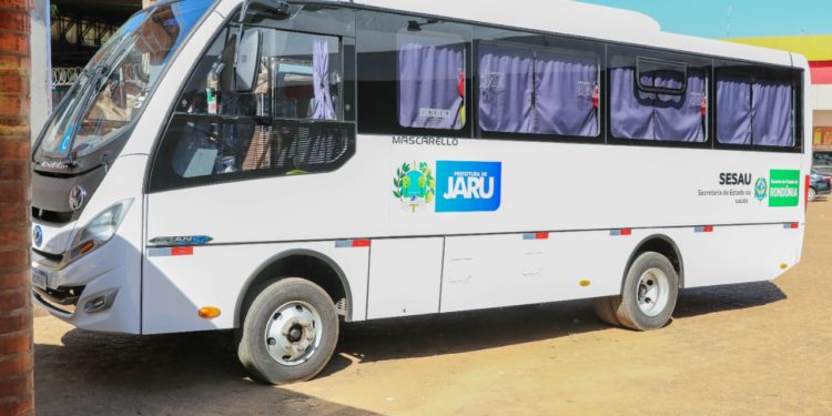 Tarilândia é contemplada com micro-ônibus; veículo foi adquirido com emenda parlamentar do deputado federal Lúcio Mosquini a pedido do vereador Marcão de Tarilândia