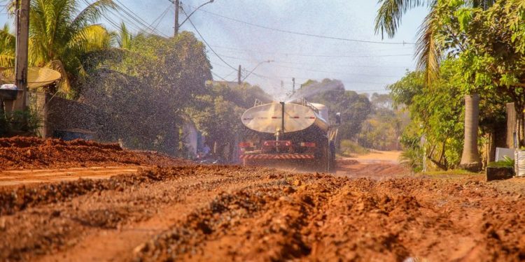 Processo de pavimentação asfáltica na Rua Ceará no setor 03 segue avançando