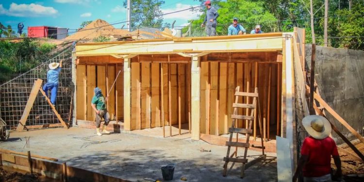 Obras de construção da galeria de concreto na Rua Tapajós seguem em ritmo acelerado; serviço é executado com recurso próprio da prefeitura