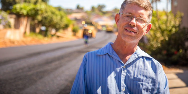 Asfalta Jaru: Morador comemora chegada do Asfalto na Rua Almirante Barroso no setor 03; “é um sonho realizado”