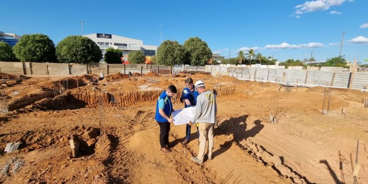 Prefeito vistoria obras do Teatro Municipal de Jaru