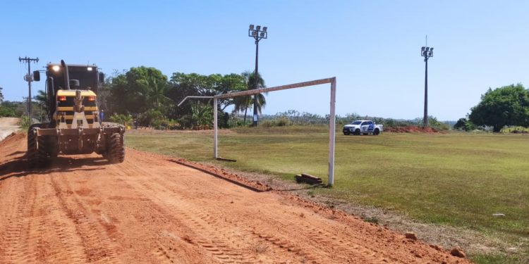 Prefeitura de Jaru realiza manutenção no campo de futebol do distrito de Tarilândia