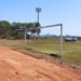 Prefeitura de Jaru realiza manutenção no campo de futebol do distrito de Tarilândia