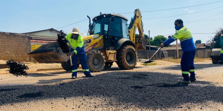 Serviços de tapa-buracos seguem pelas ruas de Jaru; Trabalho acontece no setor 04