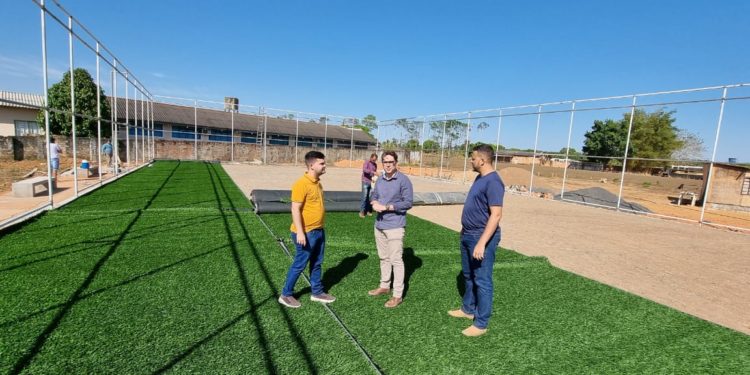 Quadra de futebol sintético no distrito de Bom Jesus chega a fase de acabamento; prefeito vistoria a obra