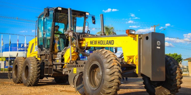 Prefeitura de Jaru amplia frota de maquinários com aquisição de mais uma motoniveladora; veículo avaliado em mais de 1 milhão foi adquirido com recursos próprios