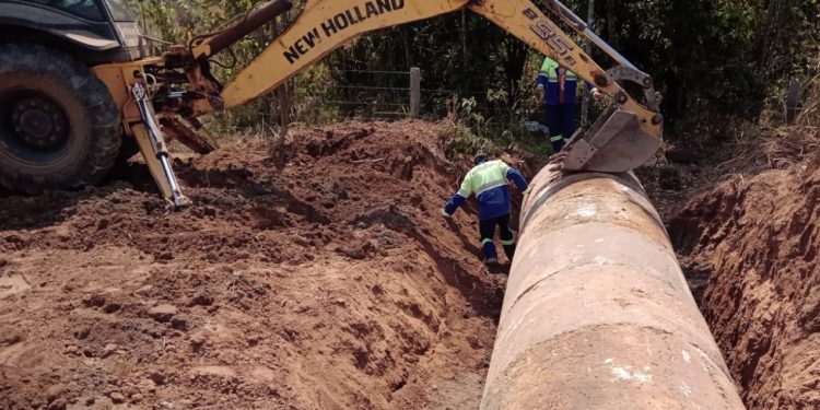 Prefeitura de Jaru substitui ponte de madeira por bueiro de concreto no travessão que liga a Linha 625 com a 627