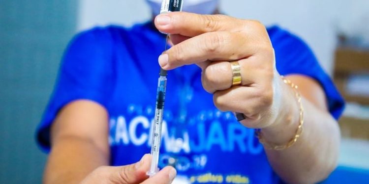 Secretaria de saúde libera aplicação da 4ª dose da vacina contra Covid-19 para maiores de 18; vacinação acontece em todas as Unidades Básicas de Saúde do município
