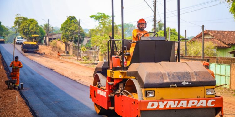 O asfalto chegou! Obras de pavimentação chegam à Rua Belo Horizonte no setor 03