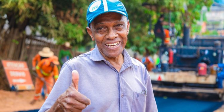 Moradores comemoram asfalto novo na Rua Sebastião Cabral de Souza no setor 04 em Jaru
