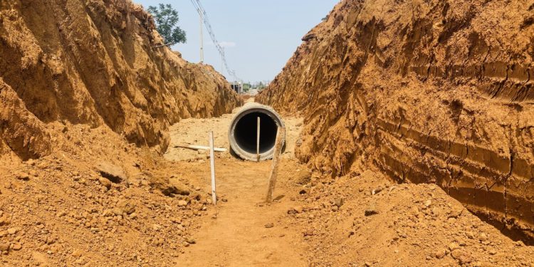 Obras de duplicação na Rua Tapajós continuam; empresa trabalha na construção da rede de drenagem