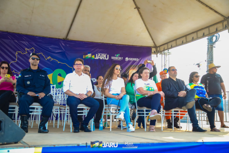Desfile Cívico de 07 de Setembro em Jaru atrai milhares de pessoas