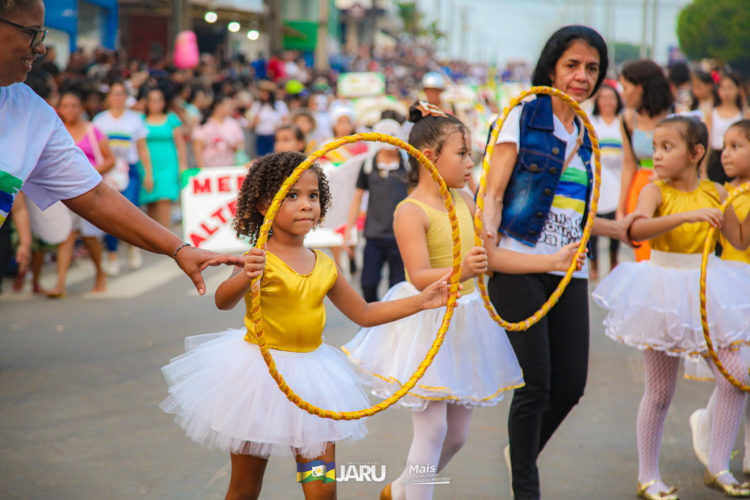 Desfile Cívico de 07 de Setembro em Jaru atrai milhares de pessoas