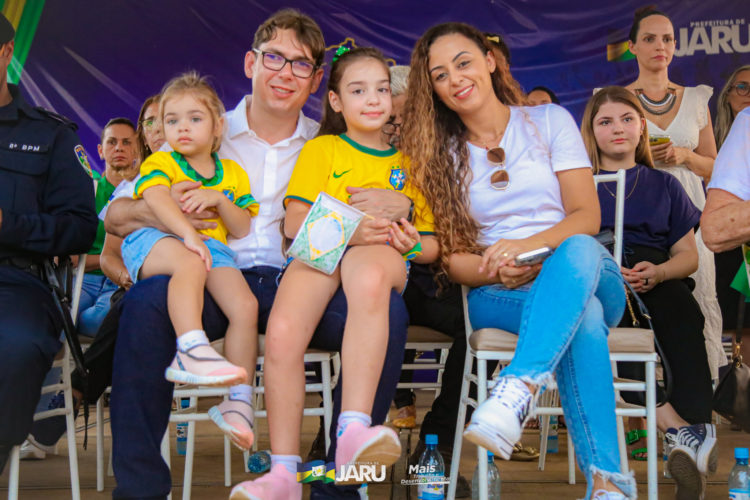 Desfile Cívico de 07 de Setembro em Jaru atrai milhares de pessoas