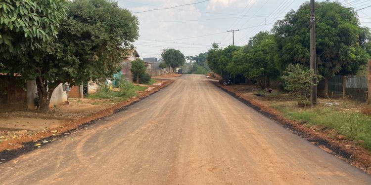 Rua Francisco Pantoja entre Dom Pedro I e Dilma de Oliveira no setor 06 também é beneficiada com asfalto novo