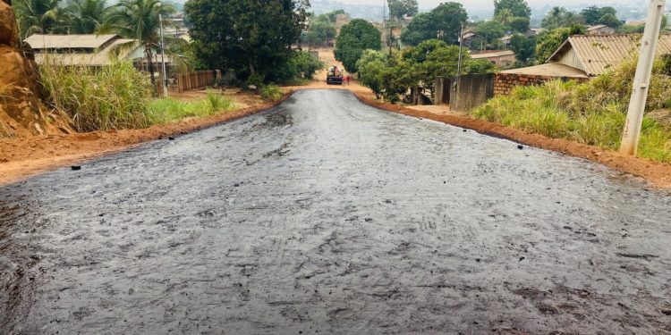 O asfalto chegou! Rua Francisco Pantoja no setor 06 é imprimada e está pronta para receber capa asfáltica
