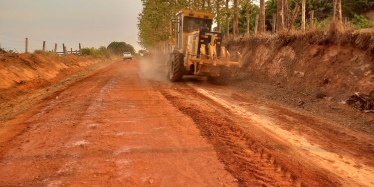 Jaru: Serviços de patrolamento de estradas rurais chegam à Linha 617