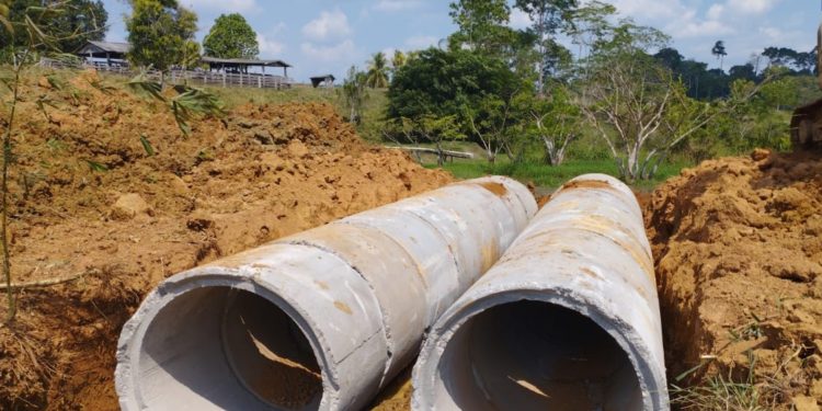 Prefeitura de Jaru substitui ponte de madeira por bueiro de concreto na Linha 608