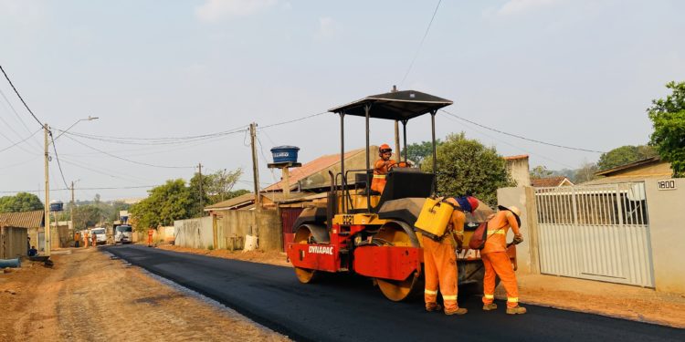 O asfalto chegou! Moradores das Ruas Goiás e Osvaldo Cruz no setor 03 também são contemplados com asfalto novo