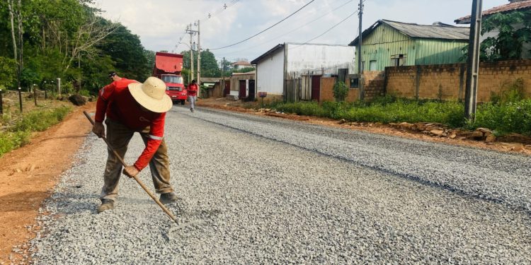 Rua Castelo Branco entre Castro Alves e Dom Pedro I no setor 06 em Jaru também é contemplada com asfalto novo